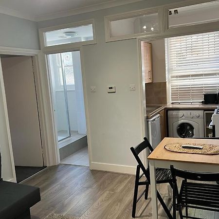 Complete One Bedroom Flat In Chiswick London, Fully Furnished Esterno foto