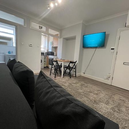 Complete One Bedroom Flat In Chiswick London, Fully Furnished Esterno foto