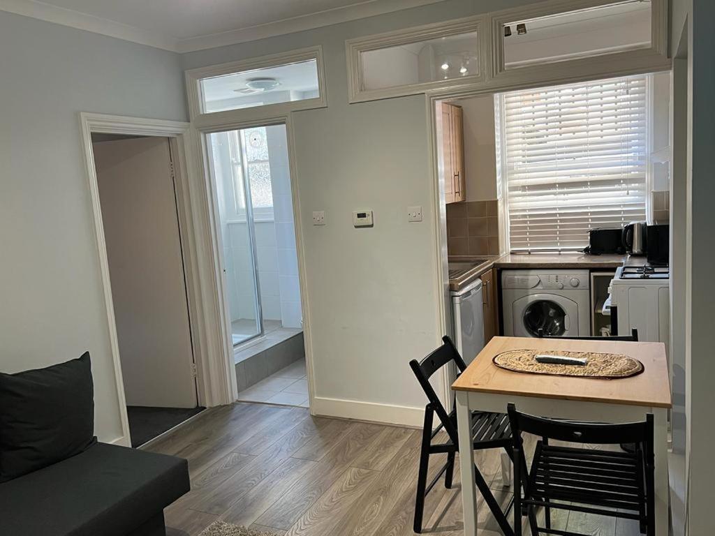 Complete One Bedroom Flat In Chiswick London, Fully Furnished Esterno foto