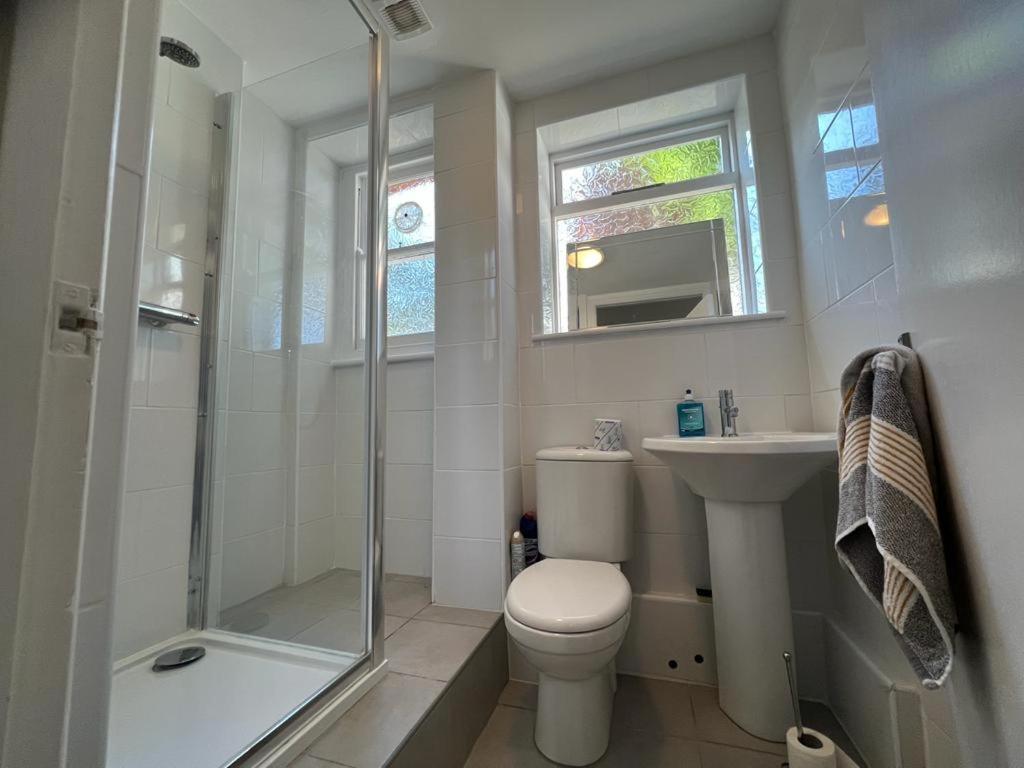 Complete One Bedroom Flat In Chiswick London, Fully Furnished Esterno foto