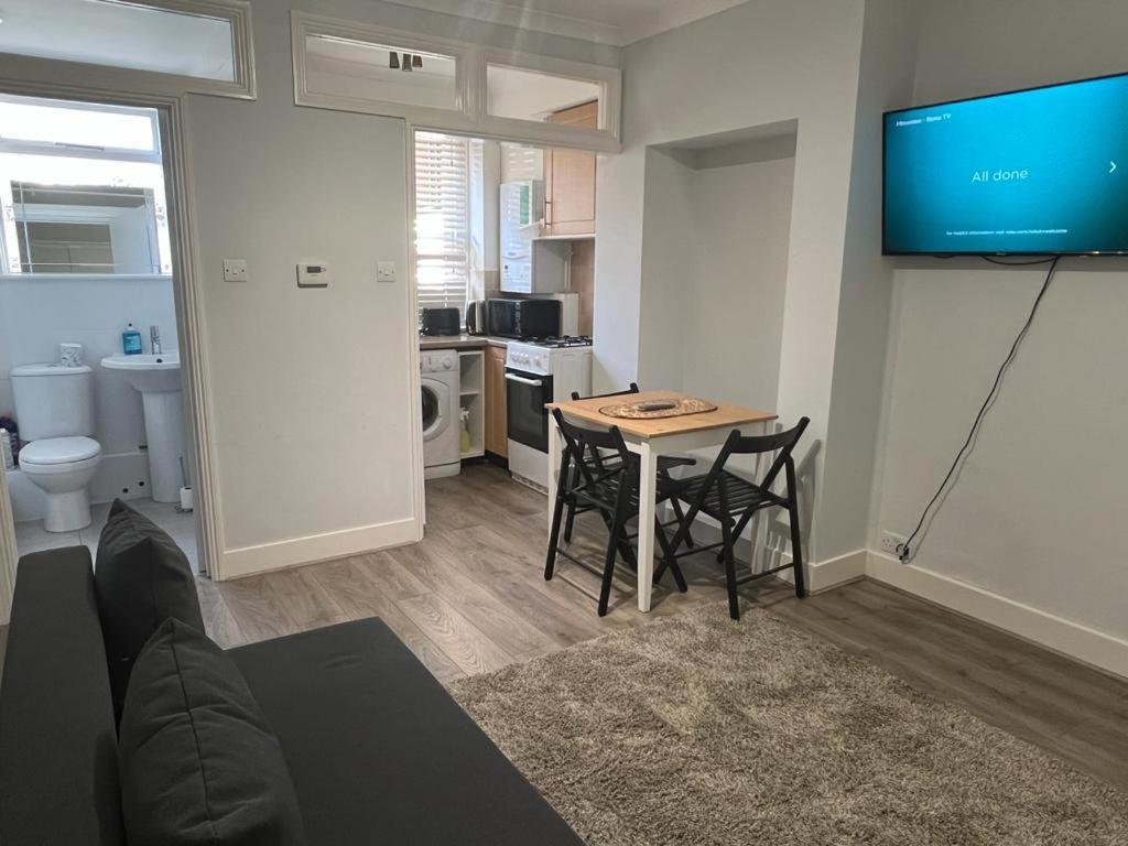 Complete One Bedroom Flat In Chiswick London, Fully Furnished Esterno foto